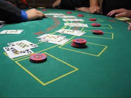 Permainan baccarat kasino langsung dengan dealer asli yang aktif berinteraksi
